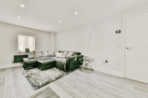 4 bedroom semi-detached house for sale, Snowdonia Way, Stevenage, Hertfordshire, SG1