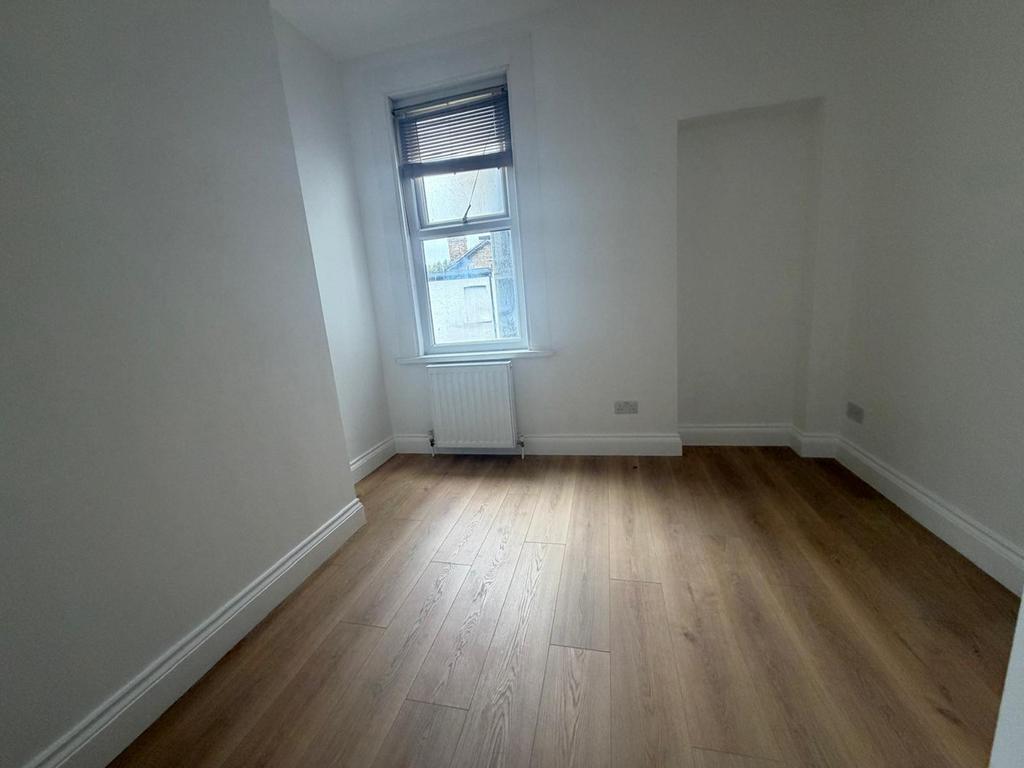 Apartment in Croydon - View 3