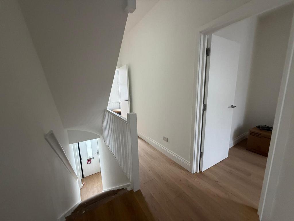 Apartment in Croydon - View 4