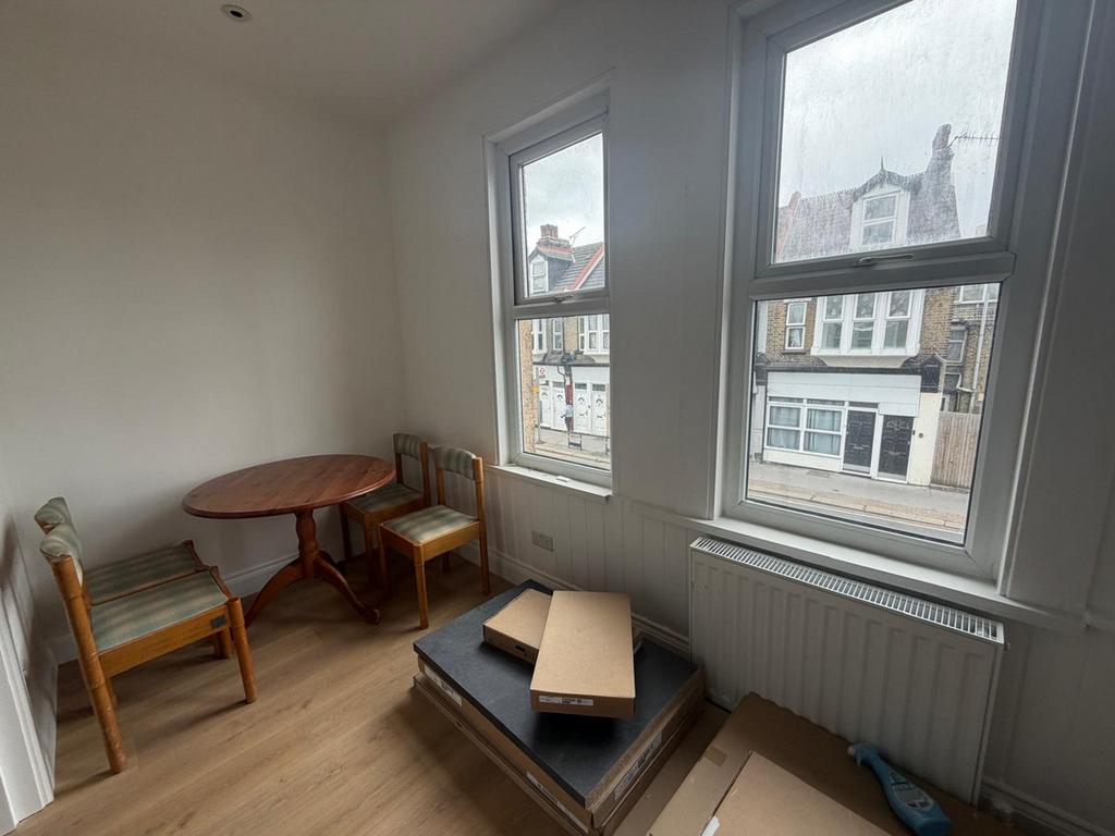 Apartment in Croydon - View 5