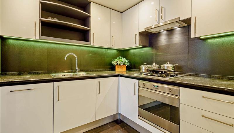 Apartment in Westferry Circus - View 4