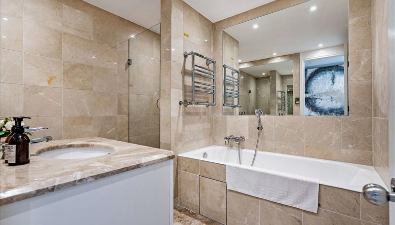 Apartment in Westferry Circus - More