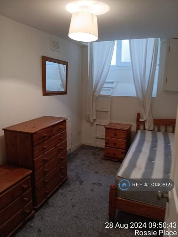 Apartment in Edinburgh, Leith Central - View 4