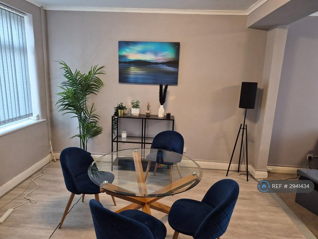 House in Oldham, Greater Manchester - View 5