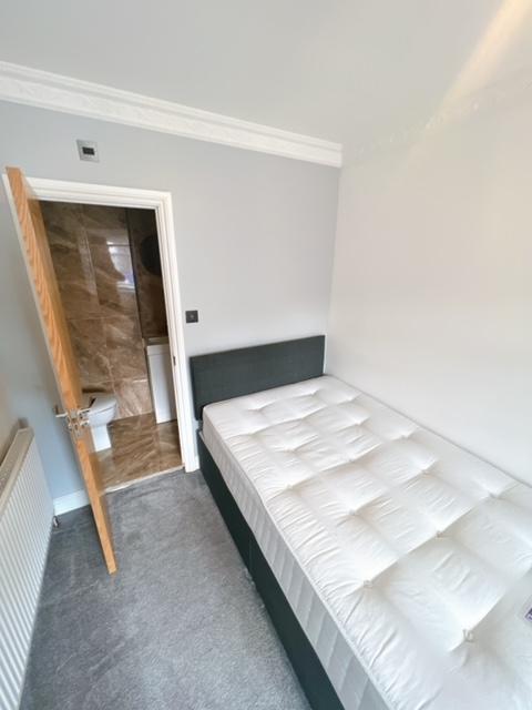 Apartment in Isleworth - View 3