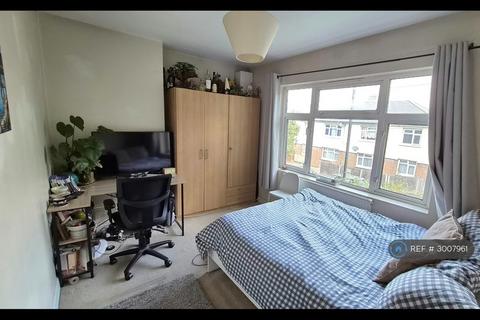 1 bedroom in a house share to rent, Cedar Grove, London, W5
