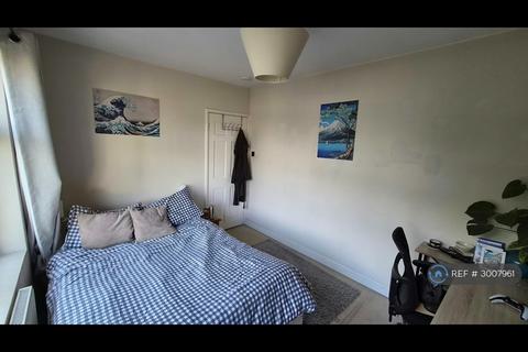1 bedroom in a house share to rent, Cedar Grove, London, W5