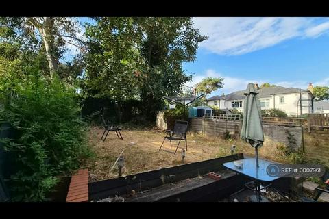 1 bedroom in a house share to rent, Cedar Grove, London, W5