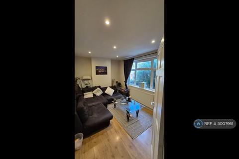 1 bedroom in a house share to rent, Cedar Grove, London, W5