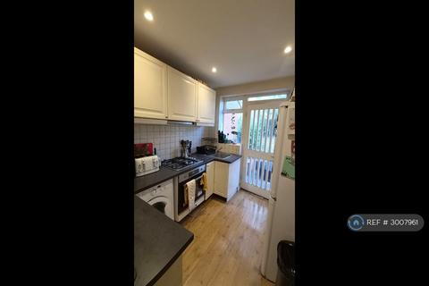 1 bedroom in a house share to rent, Cedar Grove, London, W5
