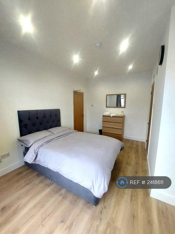 House in New Malden, West Barnes - View 3