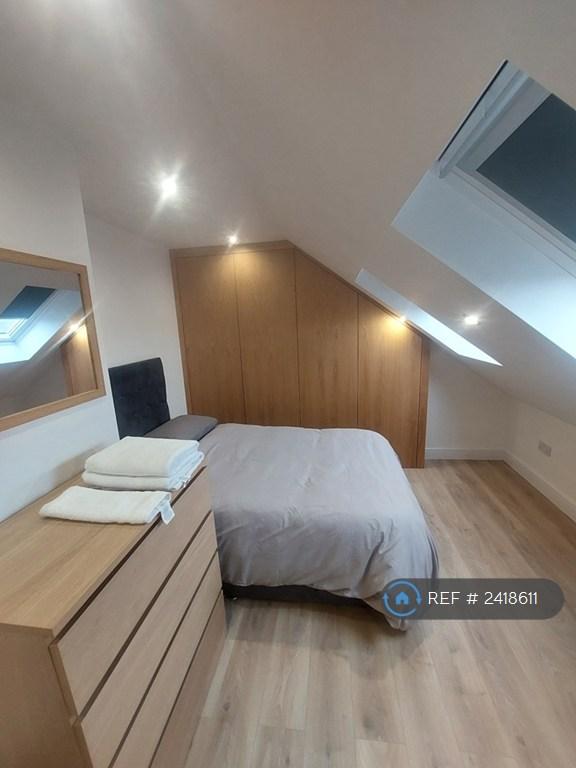 House in New Malden, West Barnes - View 4