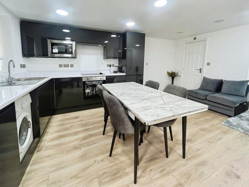 Apartment in Hounslow - View 4