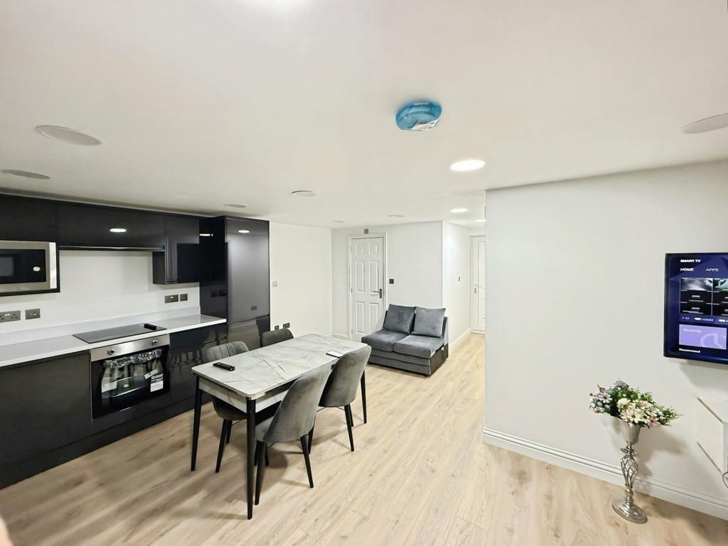 Apartment in Hounslow - View 5
