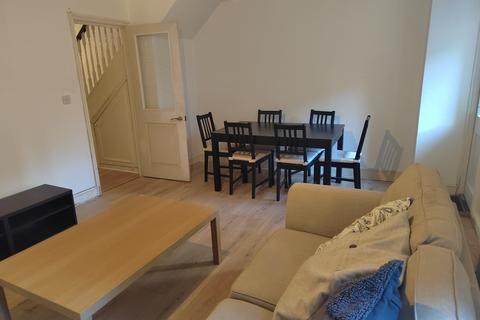 4 bedroom maisonette to rent, Nelson Square, London, SE1