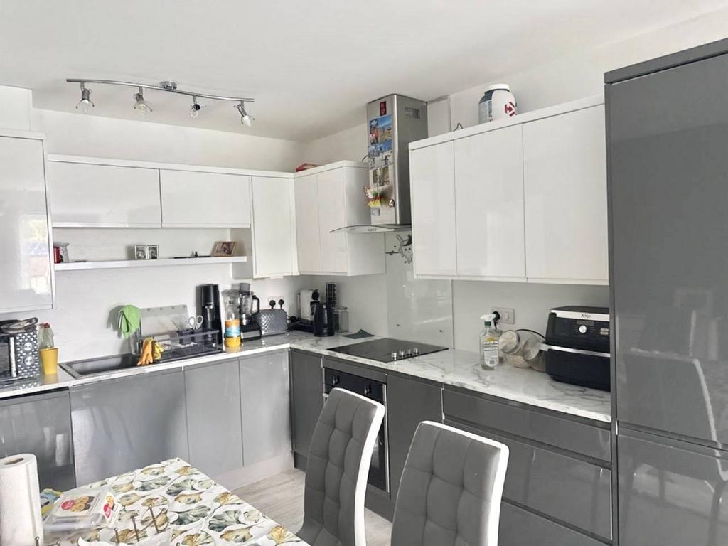 Apartment in Rotherham, Dalton - View 4