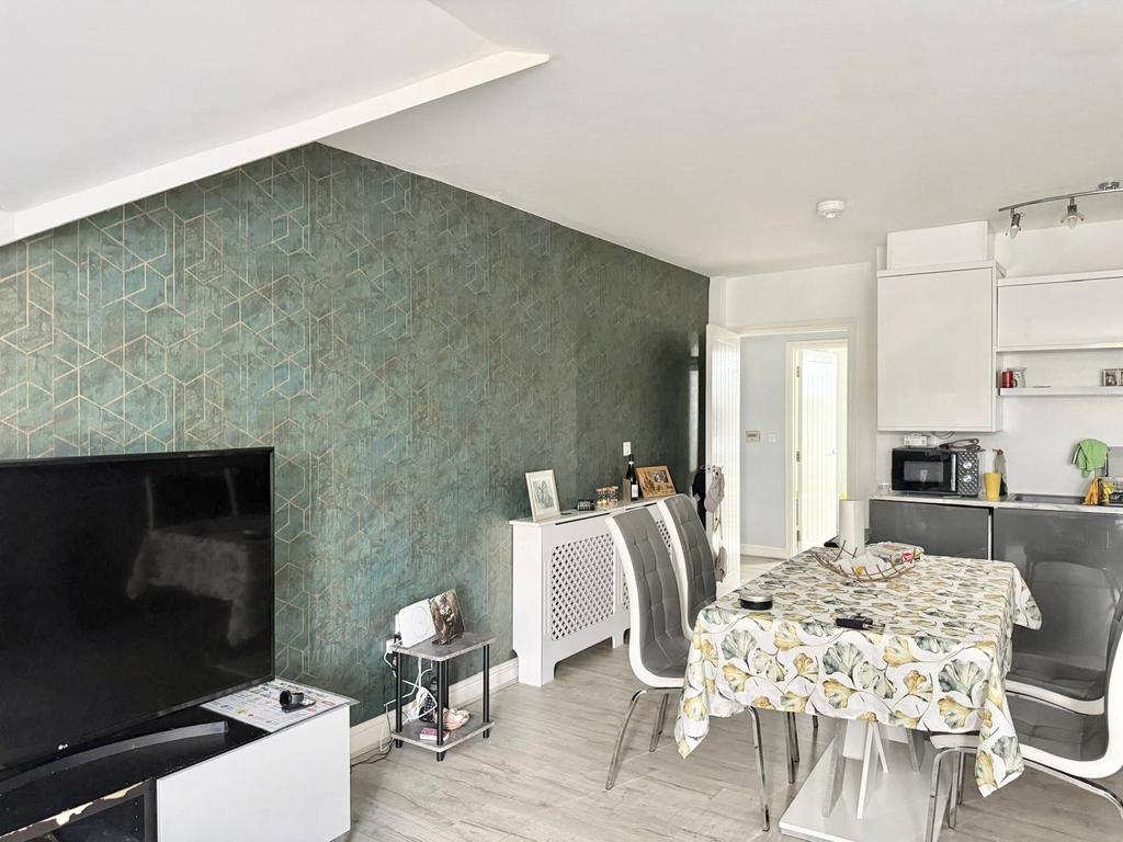 Apartment in Rotherham, Dalton - View 5