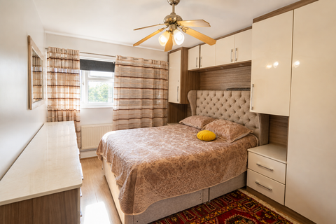 2 bedroom flat to rent, Newmarket Avenue, Northolt UB5