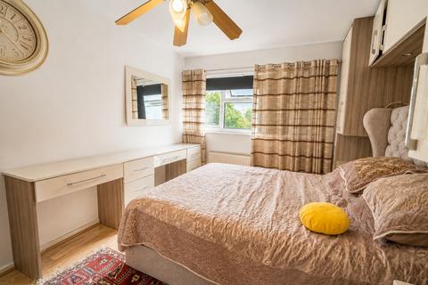 2 bedroom flat to rent, Newmarket Avenue, Northolt UB5