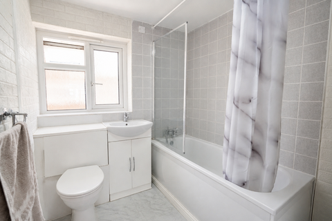 2 bedroom flat to rent, Newmarket Avenue, Northolt UB5