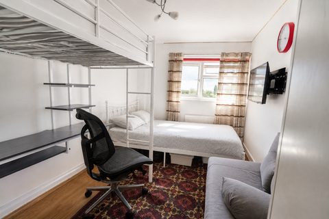 2 bedroom flat to rent, Newmarket Avenue, Northolt UB5