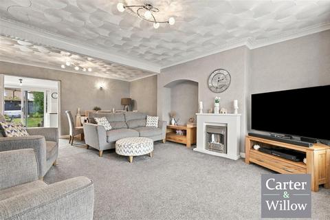 4 bedroom end of terrace house for sale, Raydons Road, Dagenham, Essex