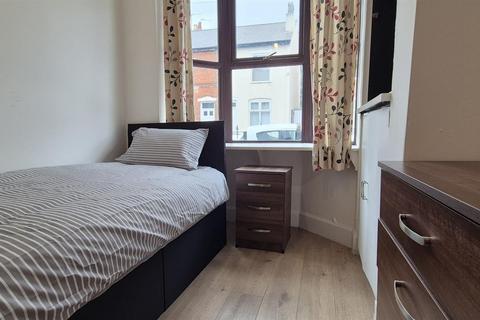 4 bedroom house share to rent, Essex Street, Walsall
