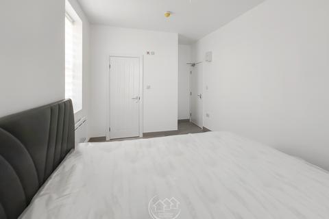 1 bedroom in a flat share to rent, Green Street, Enfield EN3