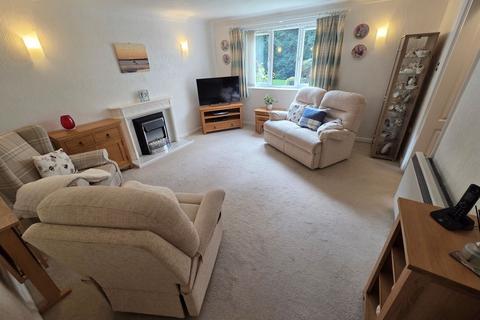 2 bedroom retirement property for sale, Flat 13 Lakeside Pines, Barrs Avenue, New Milton, Hampshire, BH25 5GQ
