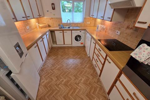 2 bedroom retirement property for sale, Flat 13 Lakeside Pines, Barrs Avenue, New Milton, Hampshire, BH25 5GQ