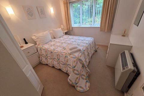2 bedroom retirement property for sale, Flat 13 Lakeside Pines, Barrs Avenue, New Milton, Hampshire, BH25 5GQ