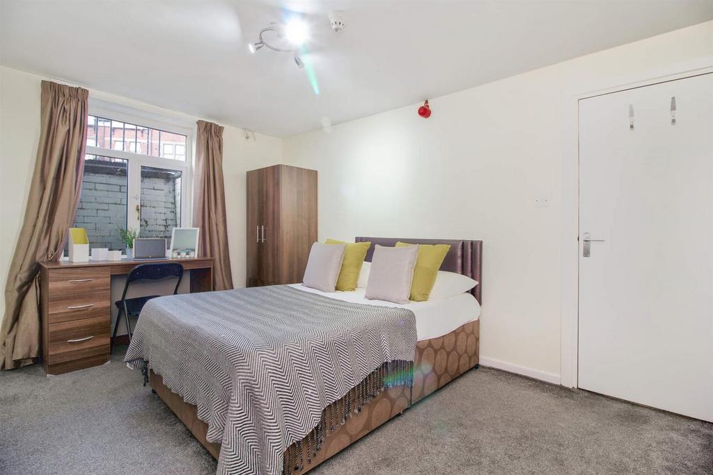 Apartment in Leeds - View 3