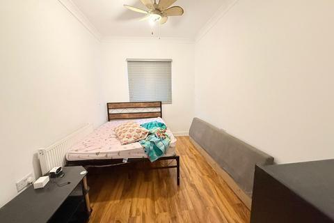 1 bedroom in a house share to rent, Ilford IG1