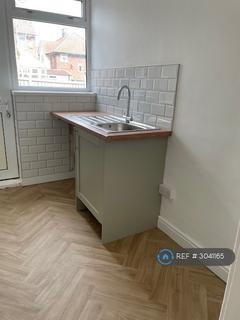 2 bedroom semi-detached house to rent, Milne Road, Hull, HU9