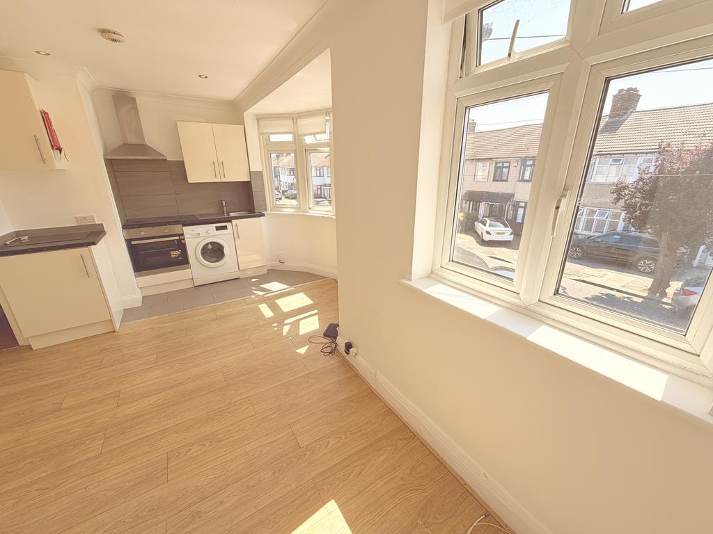 Apartment in Ilford - View 2