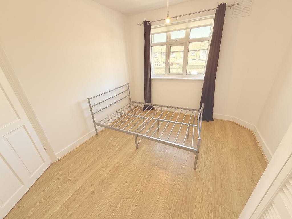 Apartment in Ilford - More