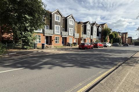 4 bedroom townhouse to rent, Thorneycroft Drive, Enfield, EN3