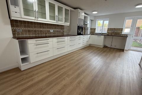 4 bedroom townhouse to rent, Thorneycroft Drive, Enfield, EN3