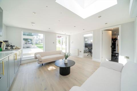 4 bedroom detached house to rent, Warren Road, Wanstead