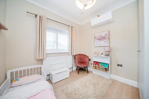 4 bedroom detached house to rent, Warren Road, Wanstead