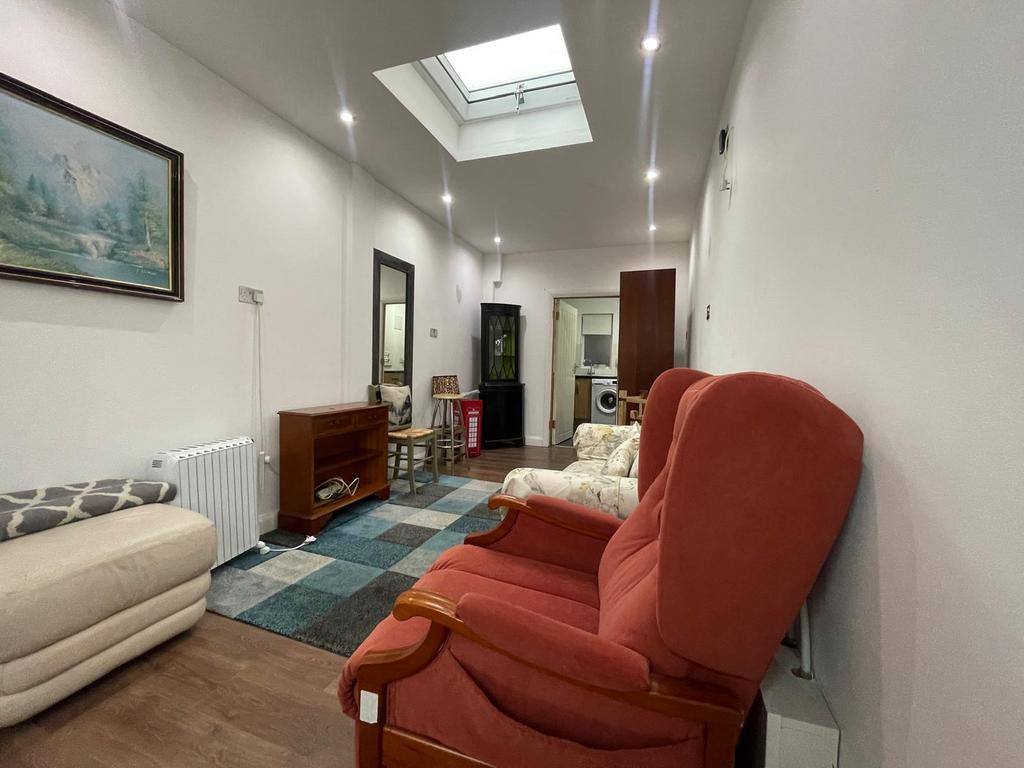 Apartment in Hounslow - View 3