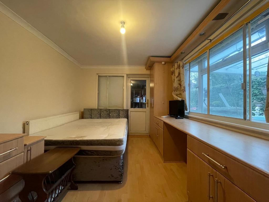 Apartment in Hounslow - View 5