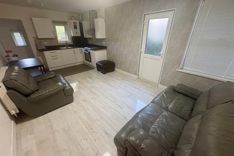 3 bedroom flat to rent, Miskin Street, Cardiff, CF24