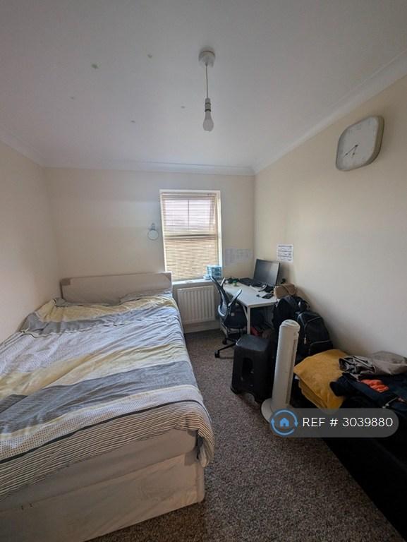Apartment in Ilford - View 4