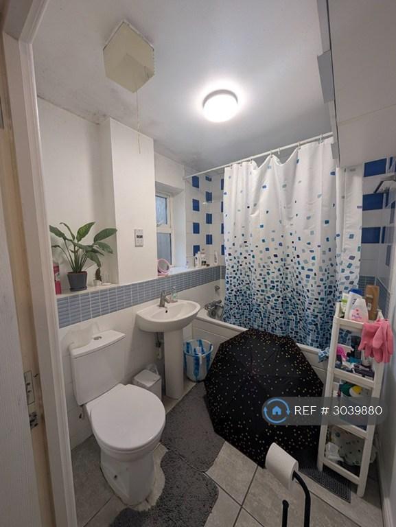 Apartment in Ilford - More