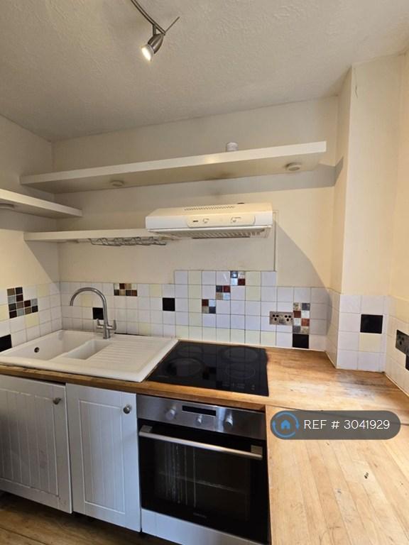 Apartment in Hounslow - View 3