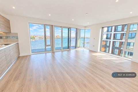 3 bedroom flat to rent, Deveraux House, London, SE18