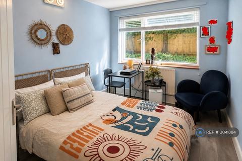 1 bedroom in a flat share to rent, Oakfield Court, South Croydon, CR2