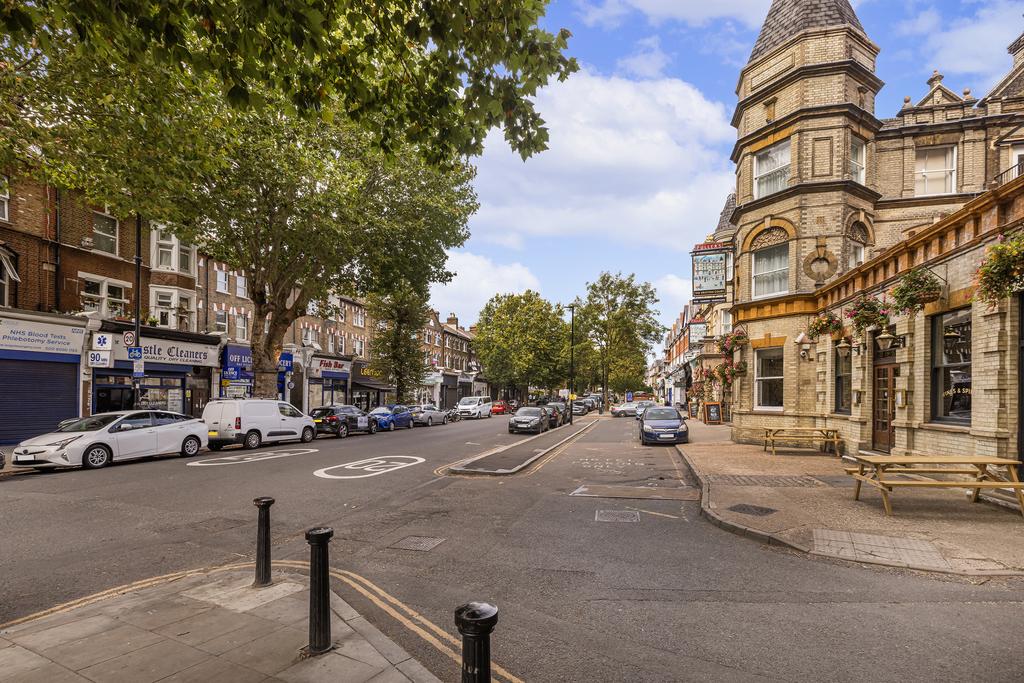Apartment in Ealing - View 3