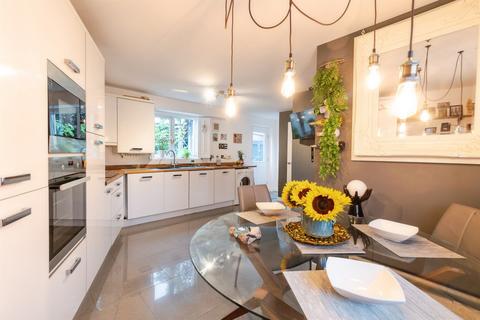 3 bedroom end of terrace house for sale, Roundbush Crescent, Caerwent, Caldicot